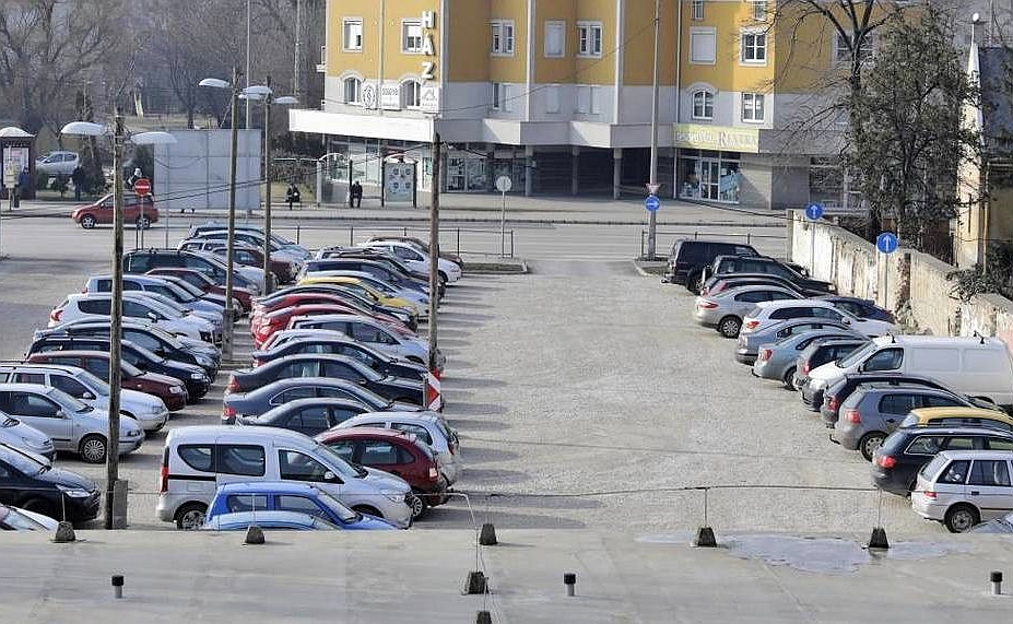 Ismét használhatják az autósok a Palotai úti kis murvás parkolót