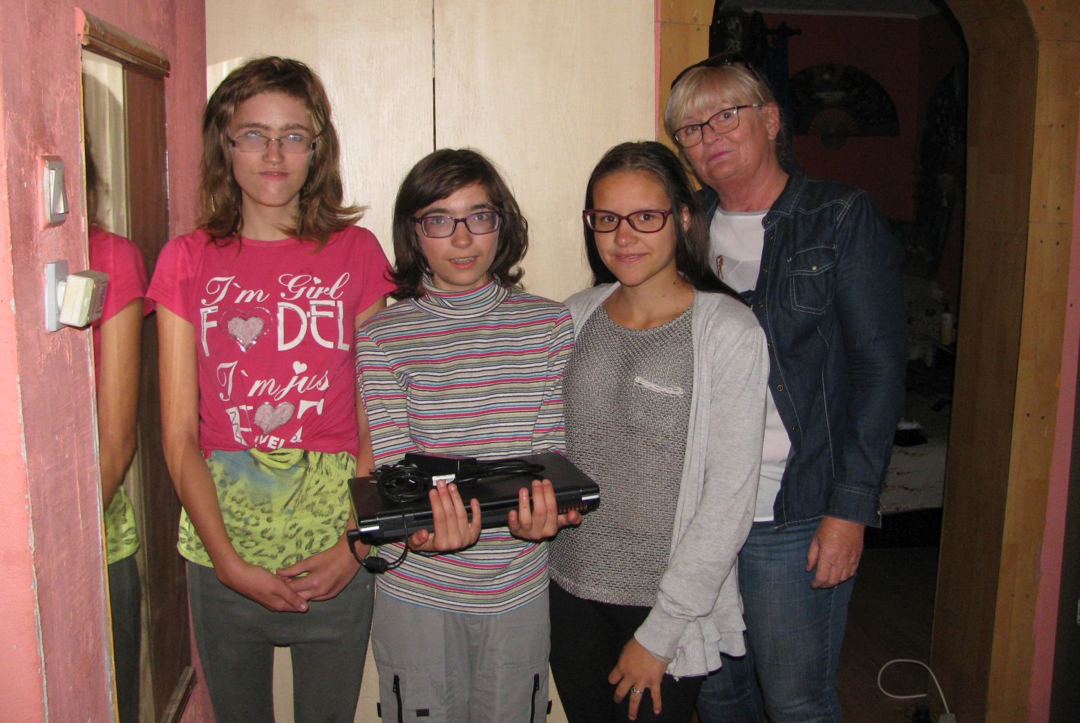 Hátrányos helyzetű gyerekek kaptak laptopot a Vigyázó Kéz Egyesülettől