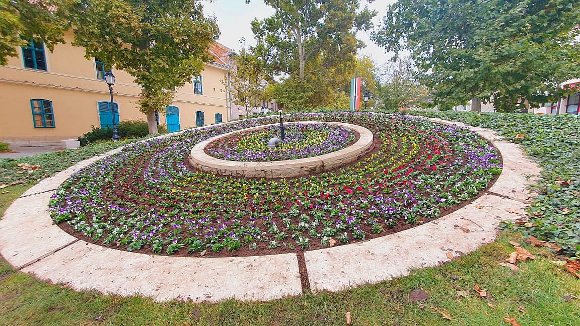 Mintegy 78 ezer tő virágot ültetnek a napokban a kertészek városszerte