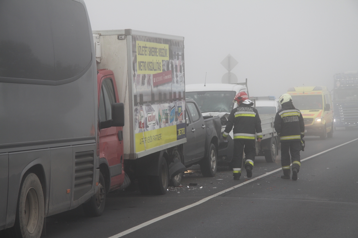 Ketten is megsérültek a 62-esen a reggeli balesetben