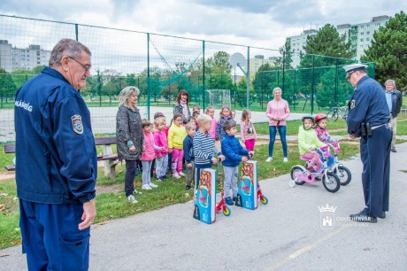 Kerékpárokat, rollereket adományoztak a fehérvári polgárőrök a Sziget utcai ovinak