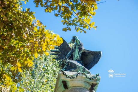 A Halesz-ligetben is néma koszorúzással emlékeztek a nemzeti gyásznapon