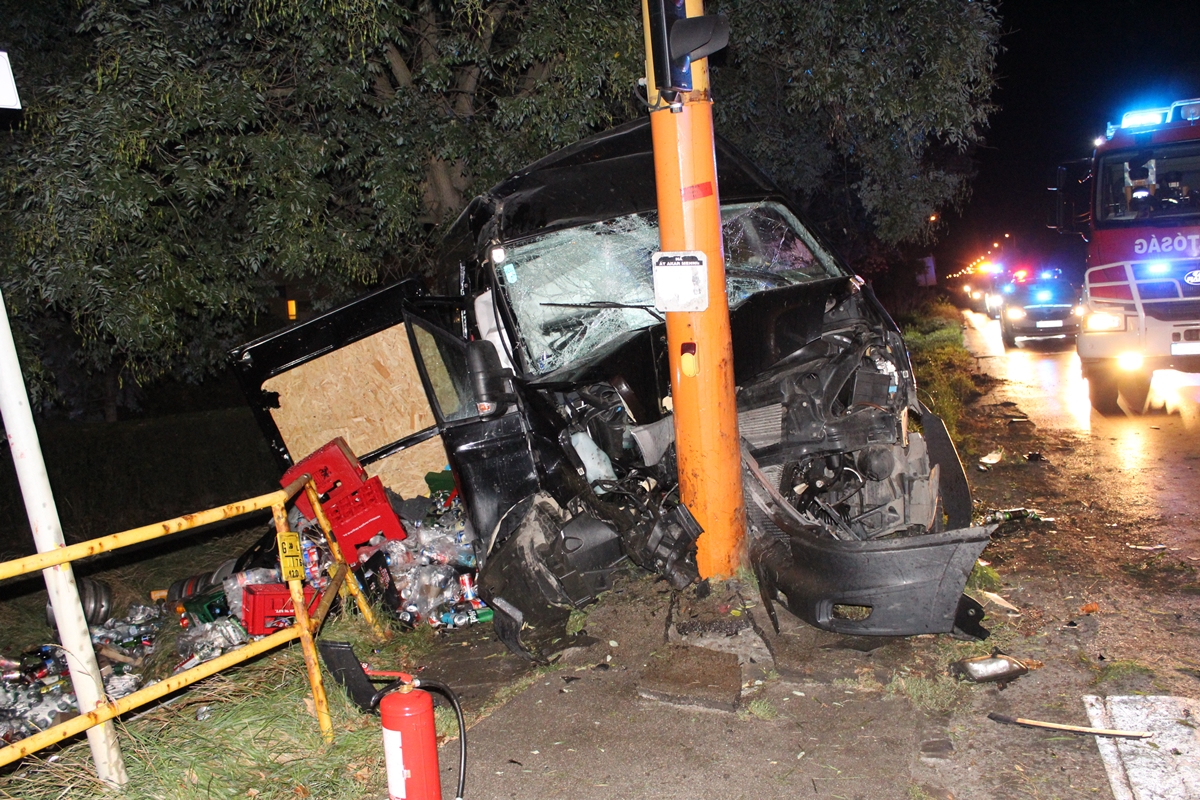 Tűzoltók szabadították ki hajnalban a sofőrt a Budai - Lomnici kereszteződésben