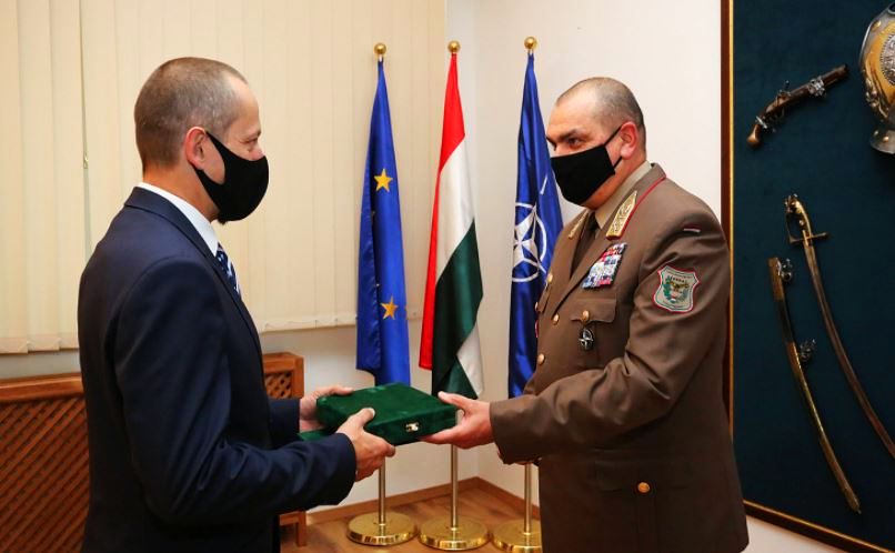 Elismerés az önzetlen támogatásért  a Székesfehérvári Tankerület igazgatójának