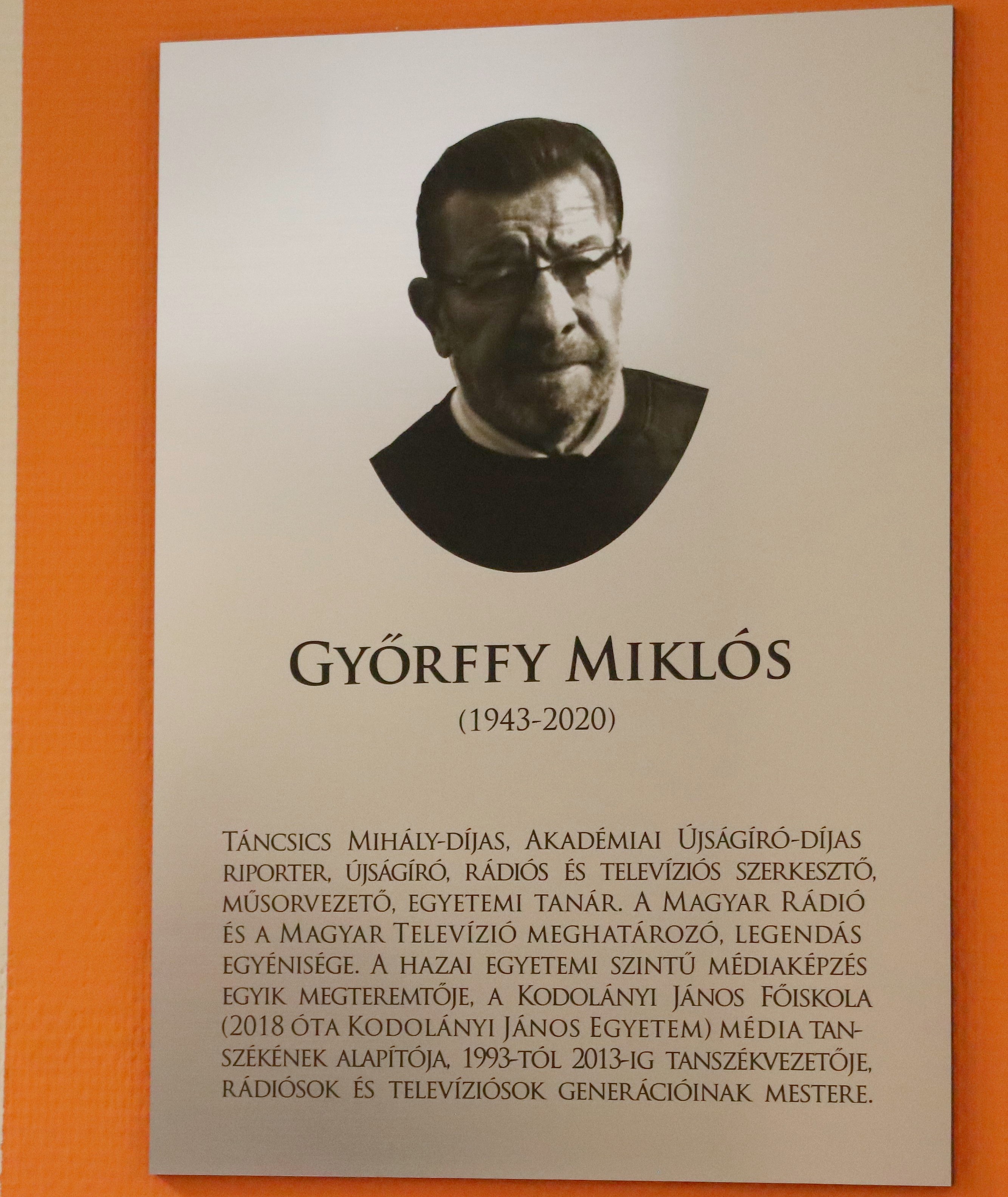 Győrffy Miklós emléktáblát avattak a Kodolányi János Egyetemen