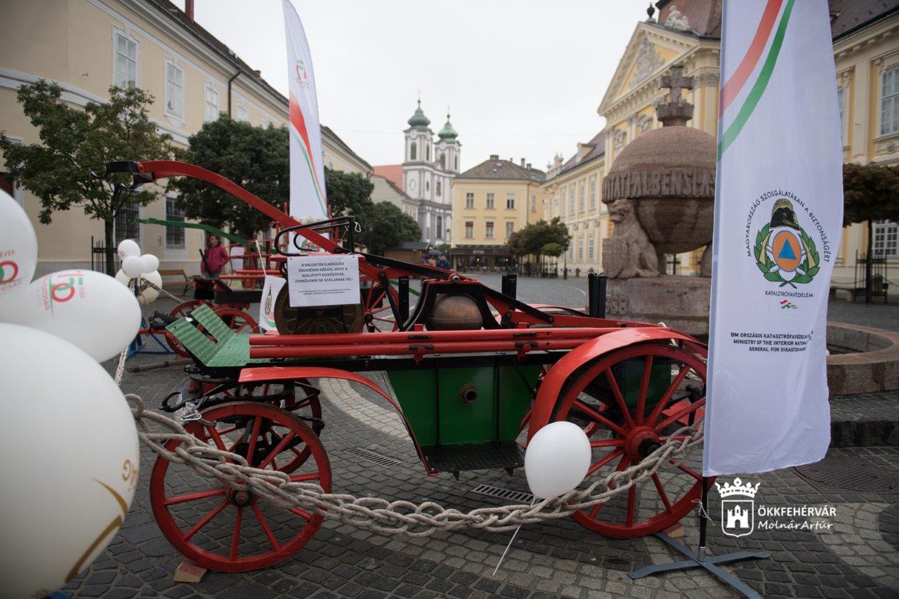 150 éves a szervezett magyar tűzoltóság - kiállítás a Városház téren