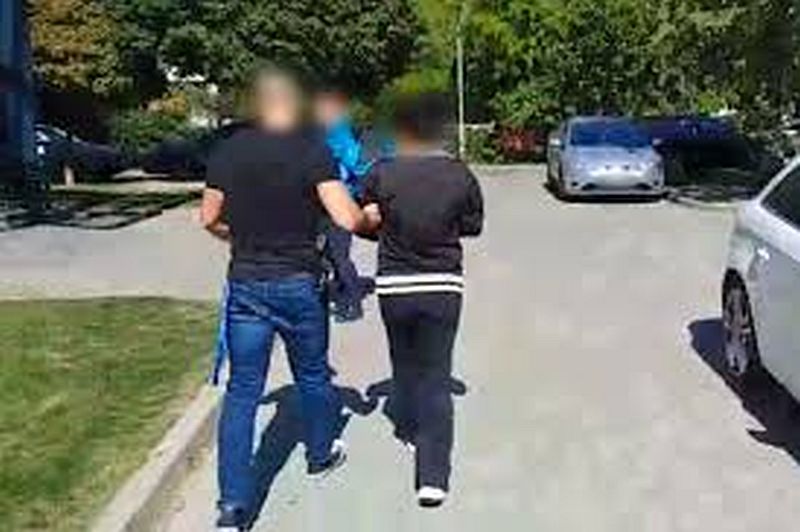 Letartóztatásban maradhat az „unokázós” csaló