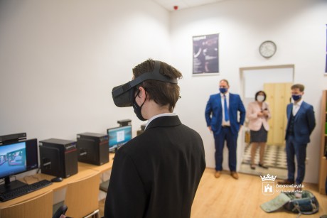 Újabb támogatás az Alba Regia Műszaki Karnak a korszerű oktatásért