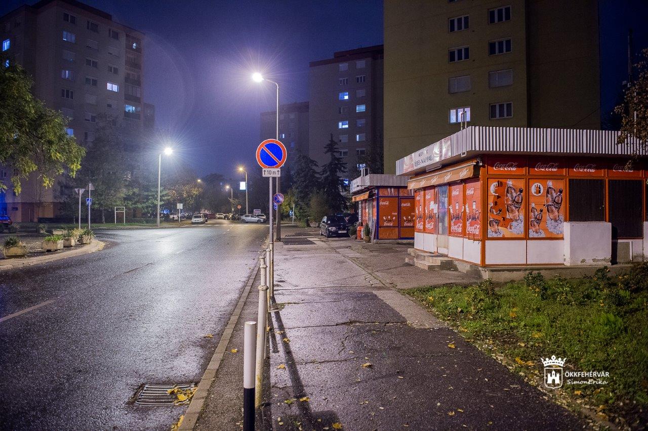 Csendes utcák Székesfehérváron a kijárási tilalom első estéjén