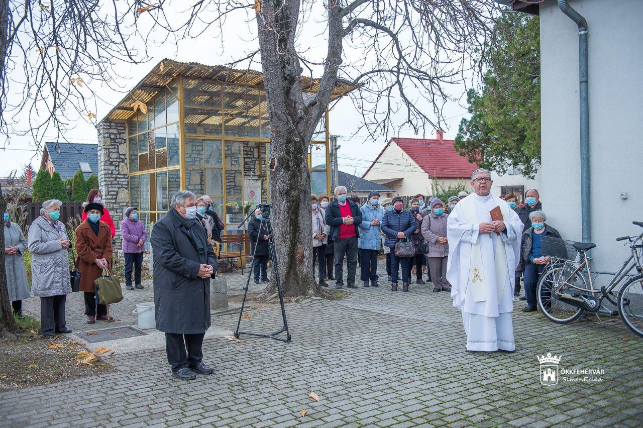 Emléktáblája megáldásával emlékeztek az egy éve elhunyt Milcsinszky Alajos atyára