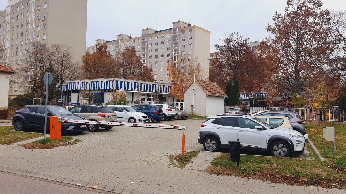 Egész nap ingyenesen használható a Watthay utcai parkoló