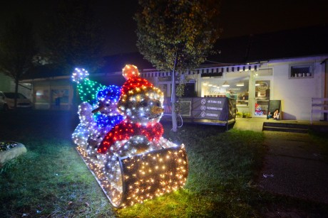 Az Öreghegyen a Pozsonyi út mellett világítanak idén a szánkózó hóemberek