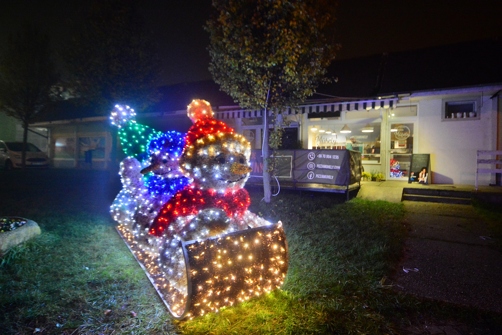 Az Öreghegyen a Pozsonyi út mellett világítanak idén a szánkózó hóemberek