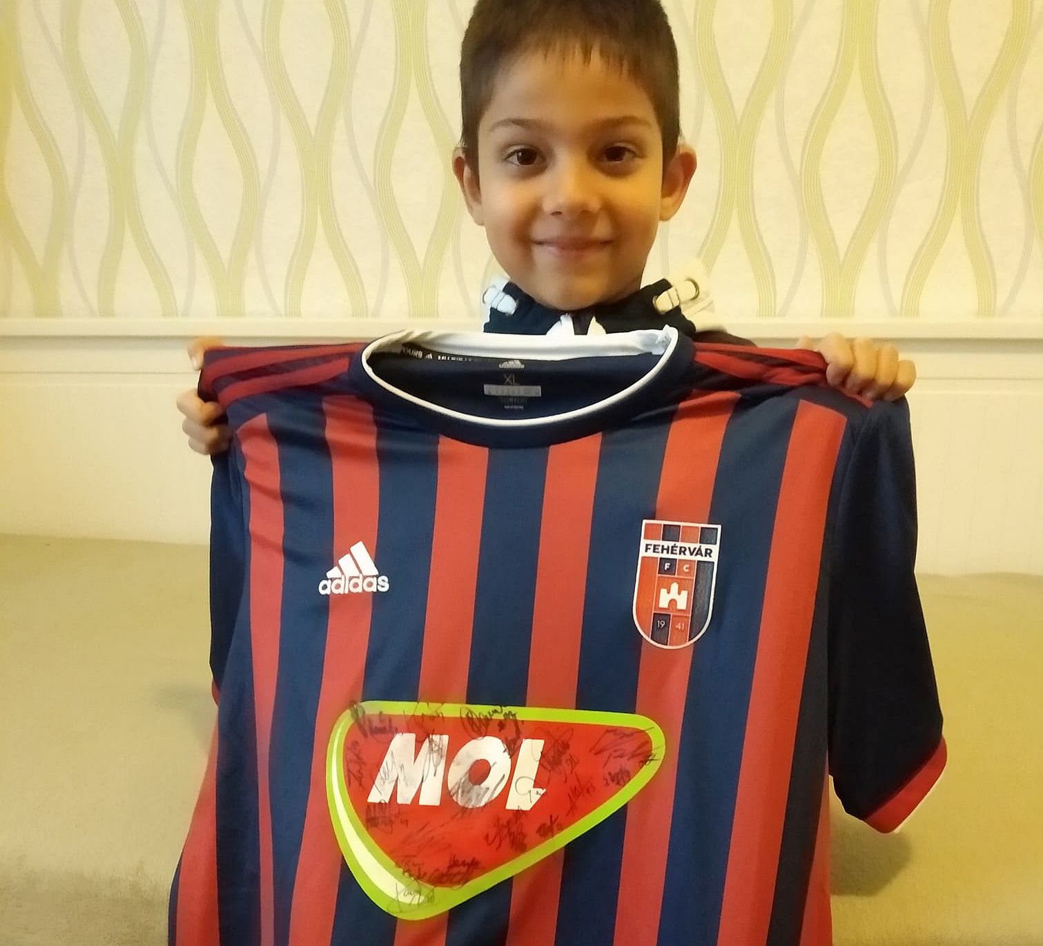 Együtt Bendegúz gyógyulásáért - vasárnapig lehet licitálni a Vidi mezre