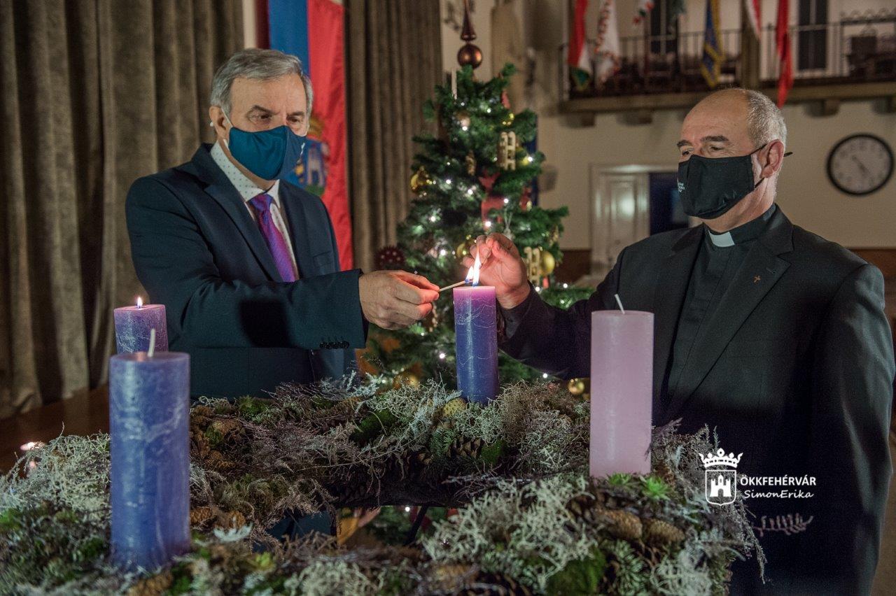 Fellobbant a remény lángja - készítsük fel szívünket a kis Jézus születésére