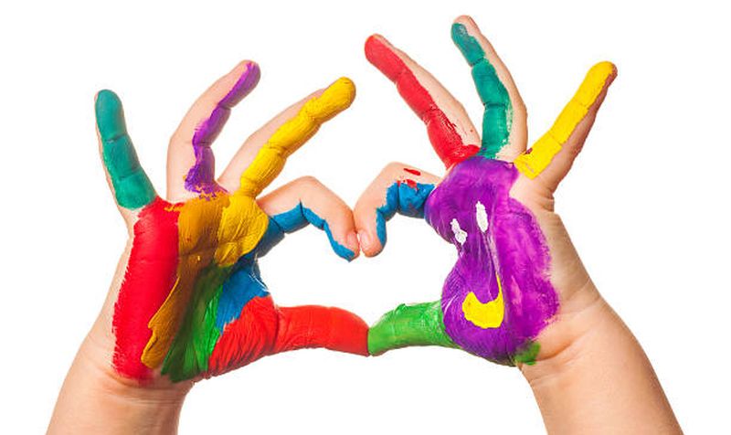 Fogom a kezed! - áprilisig hosszabbította alkotói pályázatait a Szent István Művelődési Ház