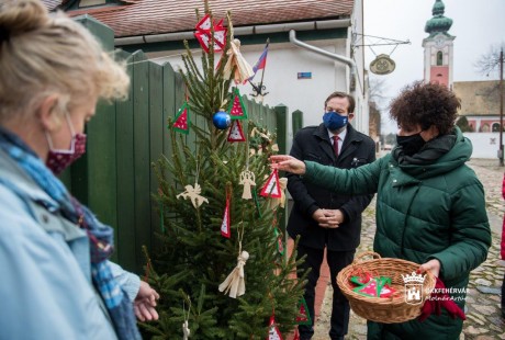 Rác utcai advent - feldíszítették a skanzen karácsonyfáját a fehérvári kézművesek