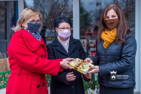 Tündéri segítség - mesekönyvet kapott valamennyi fehérvári óvodai csoport
