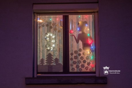 Adventi naptárrá változtak a kisfaludi ablakok