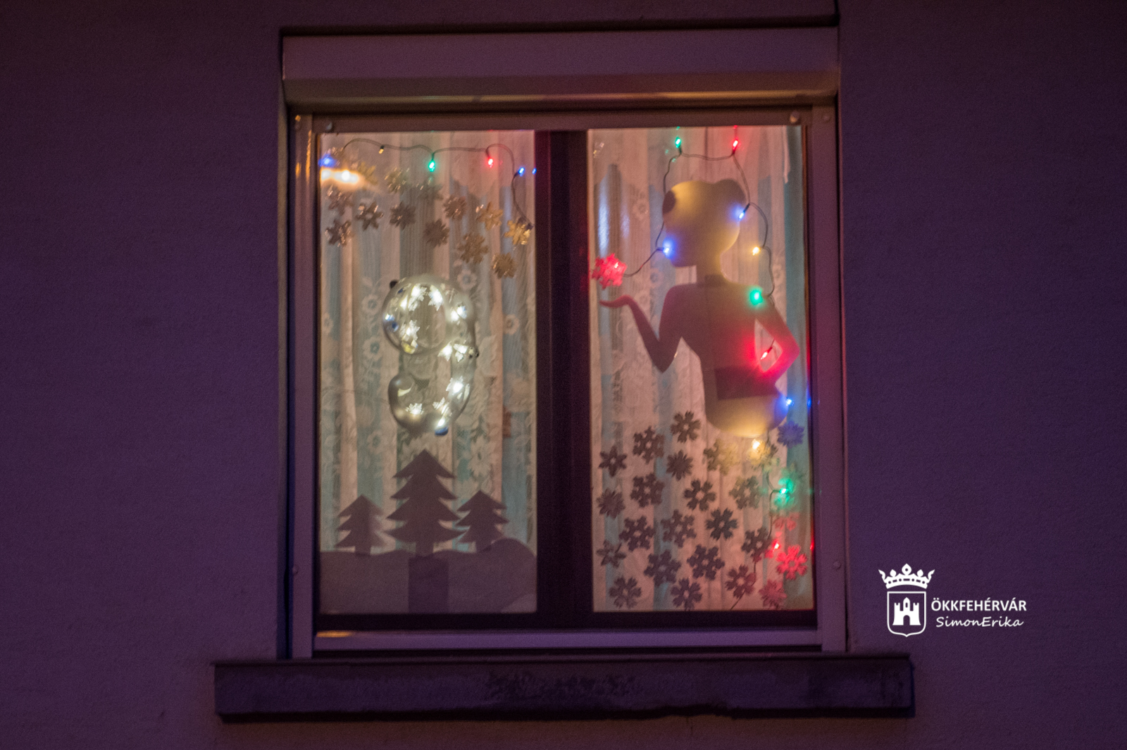 Adventi naptárrá változtak a kisfaludi ablakok