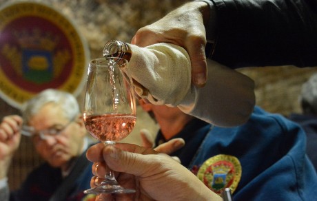Félezer palack bort adományozott a Noé Hegyi Szent István Borlovagrend az egészségügyi dolgozóknak