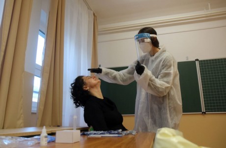 Az általános iskolások ma kezdenek, a középiskolások várhatóan jövő héten már mennek iskolába