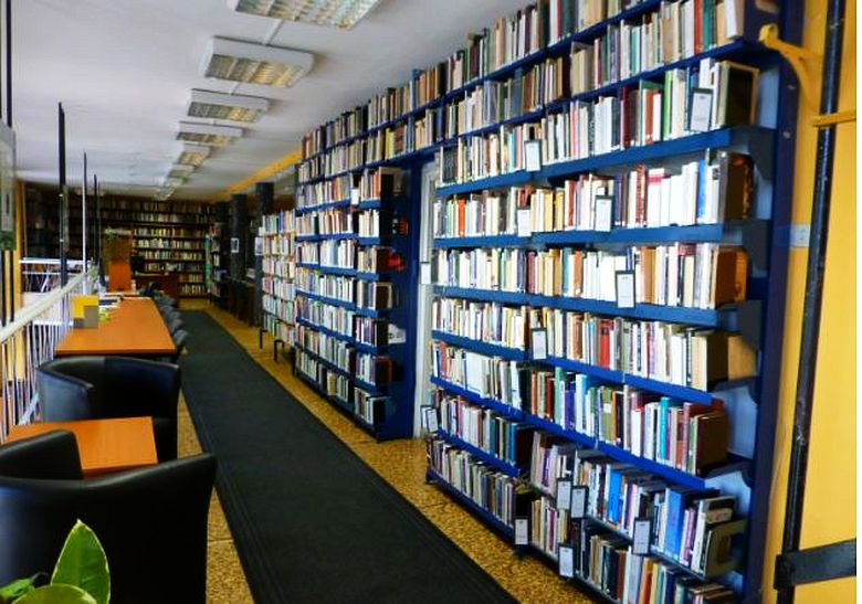 Szünetel a kölcsönzés a Vörösmarty könyvtár gyermek és központi részlegében