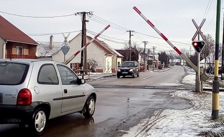Félpályás útlezárás a Farkasvermi úti vasúti átjárón