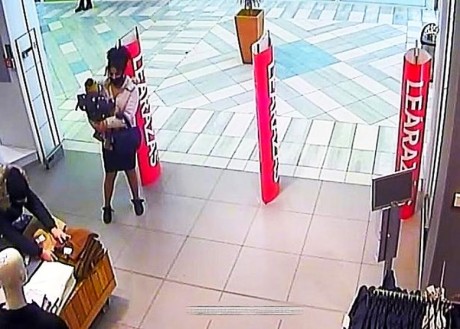 Tolvajokat keres a rendőrség - ruhákat akartak lopni a plázából