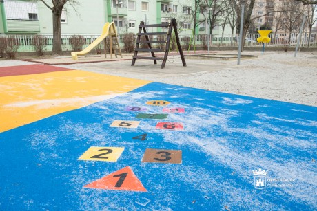 Új udvari játékokat vehetnek birtokba a gyerekek a Napsugár Oviban