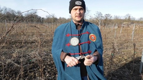 A Noé-hegyi Szent István Borlovagrend főborásza vágott vincevesszőt