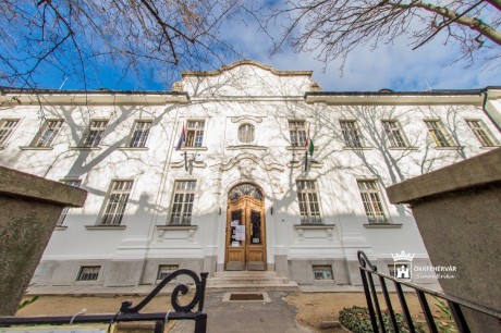 Megújult az Arany János Iskola homlokzata és teteje - idén belső felújítás kezdődik