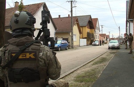 Fegyveres rablás a Zámolyi úton - folyik a tanúmeghallgatás