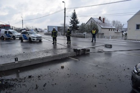 Lámpaoszlopot döntött ki egy autó az Új Csóri úton