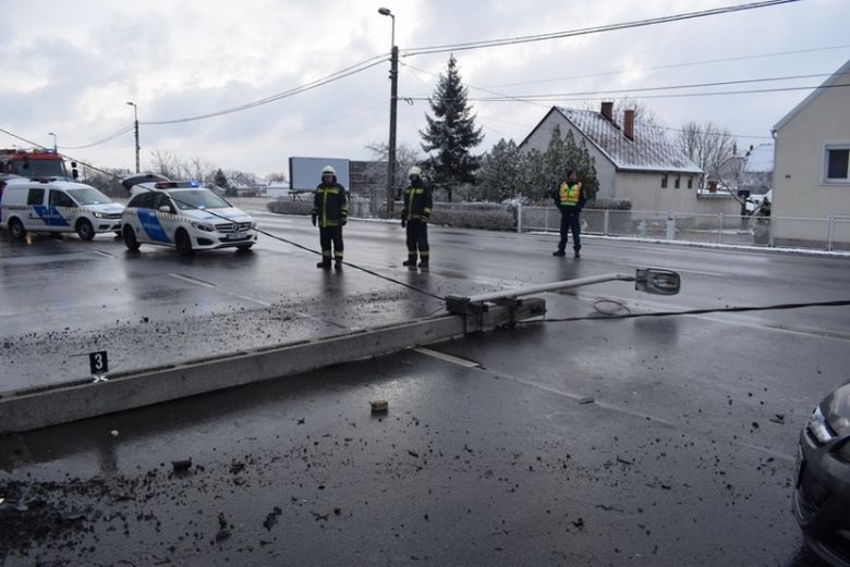 Lámpaoszlopot döntött ki egy autó az Új Csóri úton