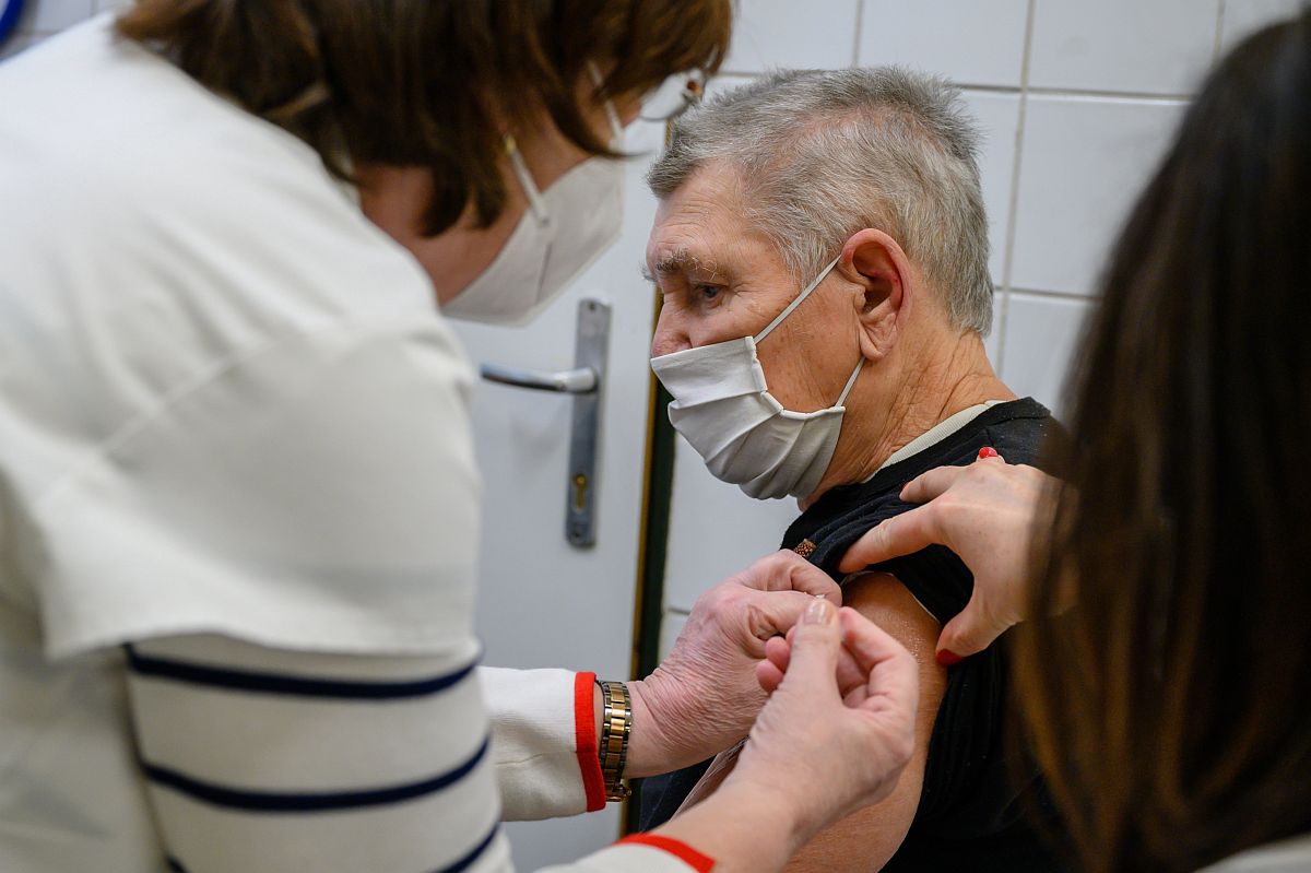 Zökkenőmentes az idősek beoltása Székesfehérváron