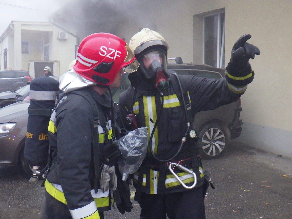 Így oltották a fehérvári tűzoltók a lángokban álló autófényező műhelyt