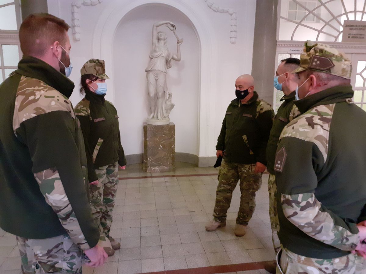 Fehérvári katonák tehermentesítik az ápolókat a Markusovszky Kórházban
