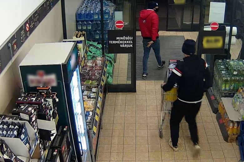 Áruházi tolvajokat keres a rendőrség - több százezer forintos a kár