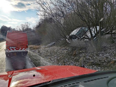 Fákat döntött ki, tetőszerkezeteket rongált meg a szél