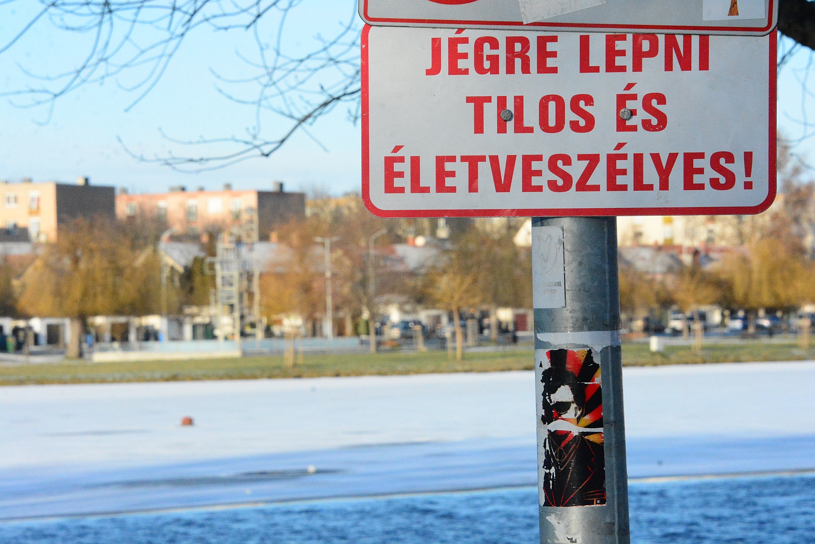 A jégen tartózkodás életveszélyes és tilos!
