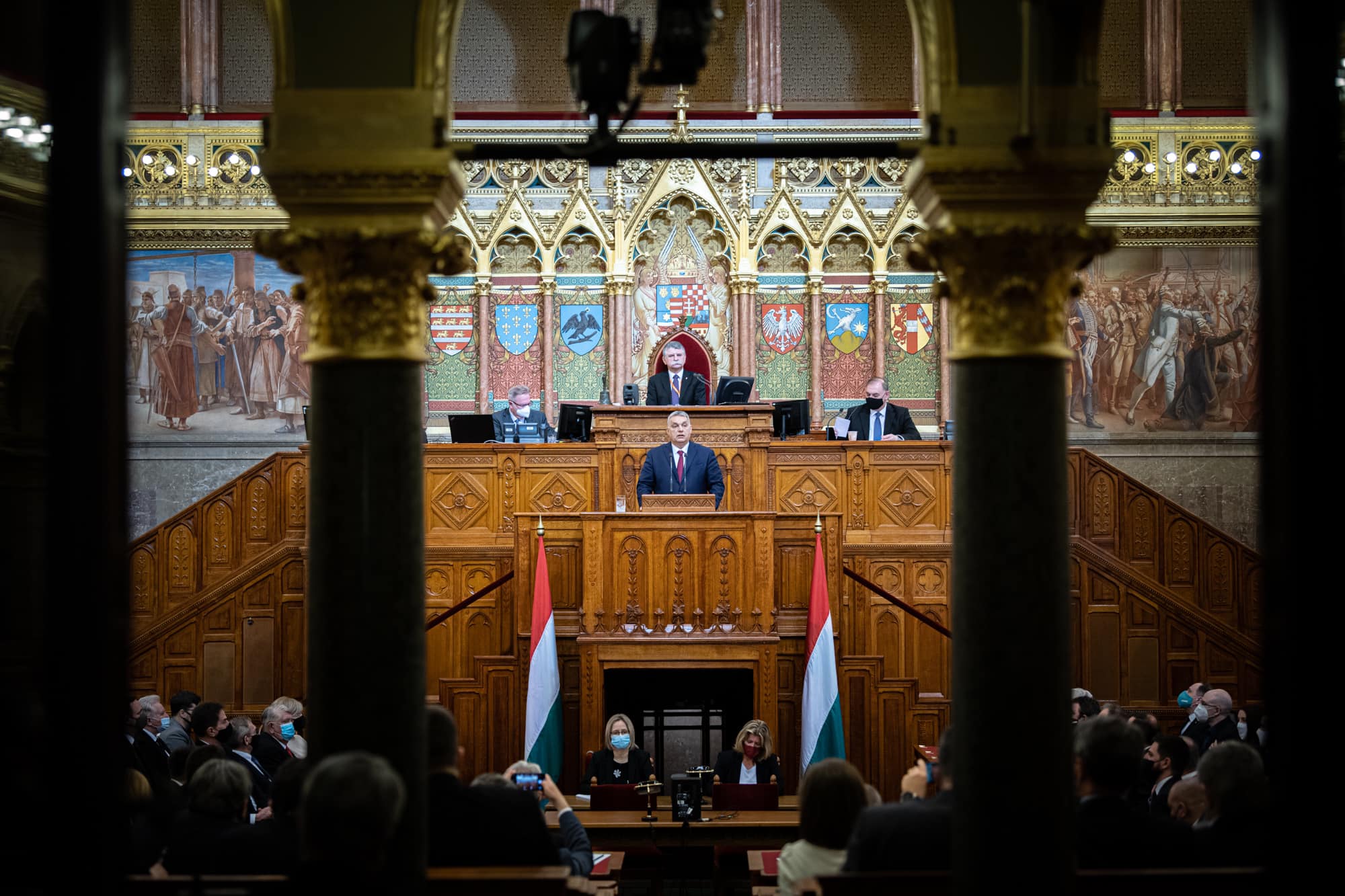 Parlamenti évadnyitó - áprilisra beolthatják a veszélyeztetett korosztályt