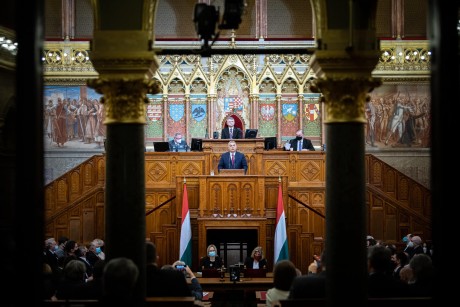 Parlamenti évadnyitó - áprilisra beolthatják a veszélyeztetett korosztályt