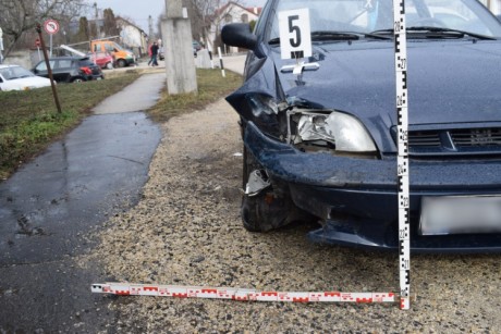 Ittasan, jogosítvány nélkül hajtott betonoszlopnak a Hunyadi utcában