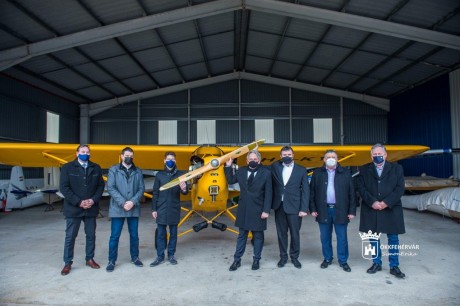 A börgöndi reptérfejlesztésről, új elektromos buszokról és új kutatóközpontról is megállapodtak