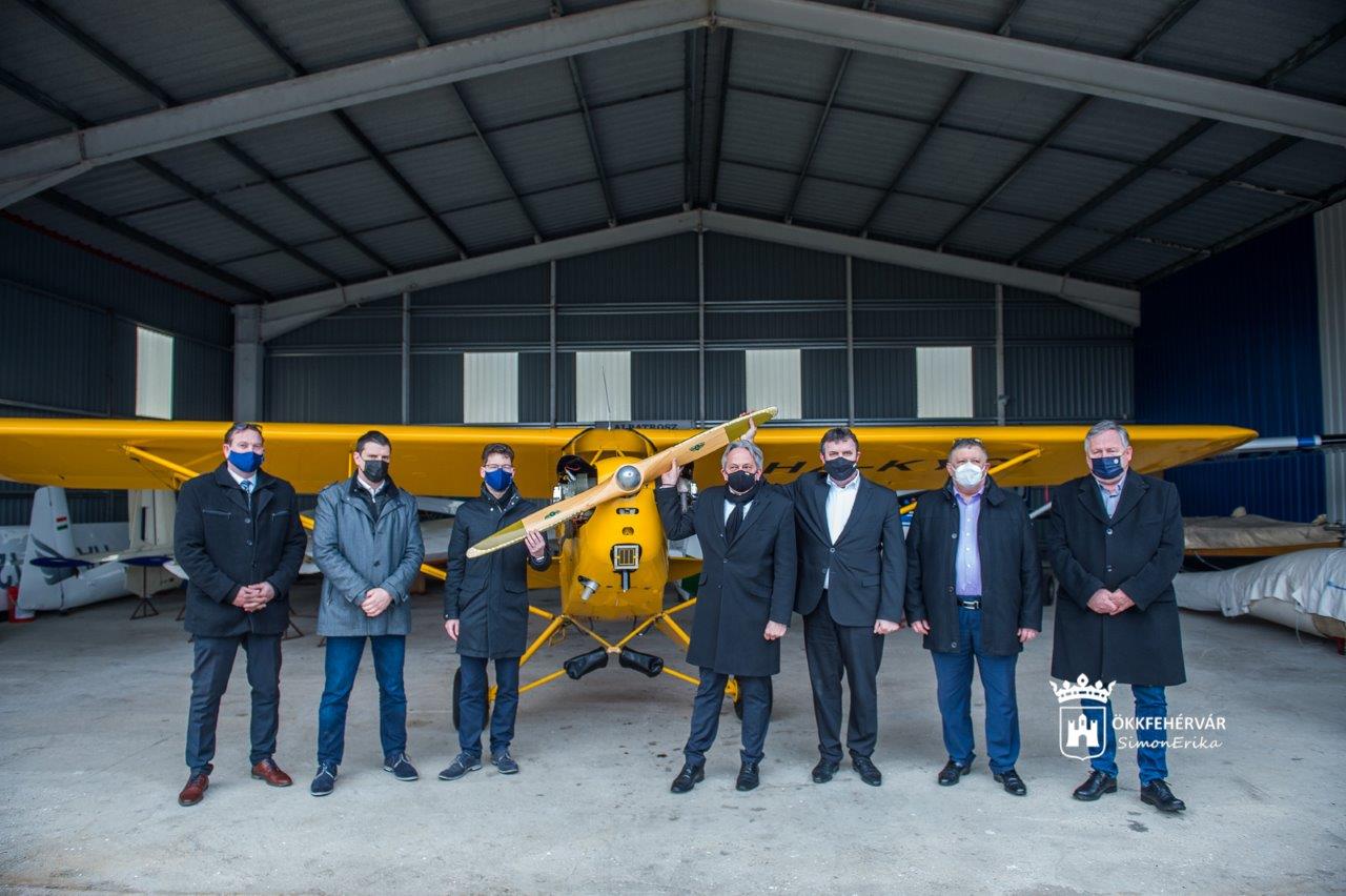 A börgöndi reptérfejlesztésről, új elektromos buszokról és új kutatóközpontról is megállapodtak