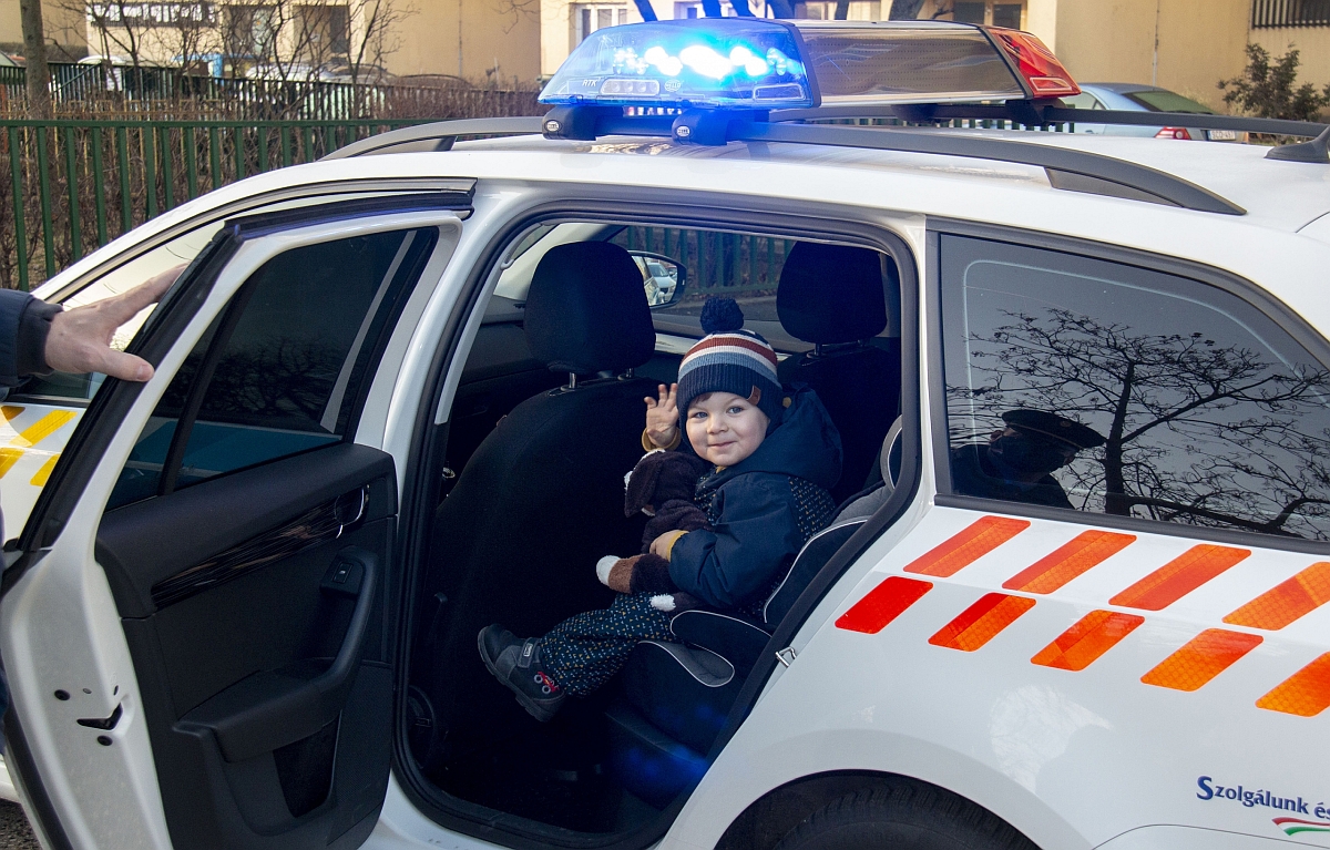 Emlékezetes születésnap - rendőrök vitték bölcsődébe a három éves Zétényt