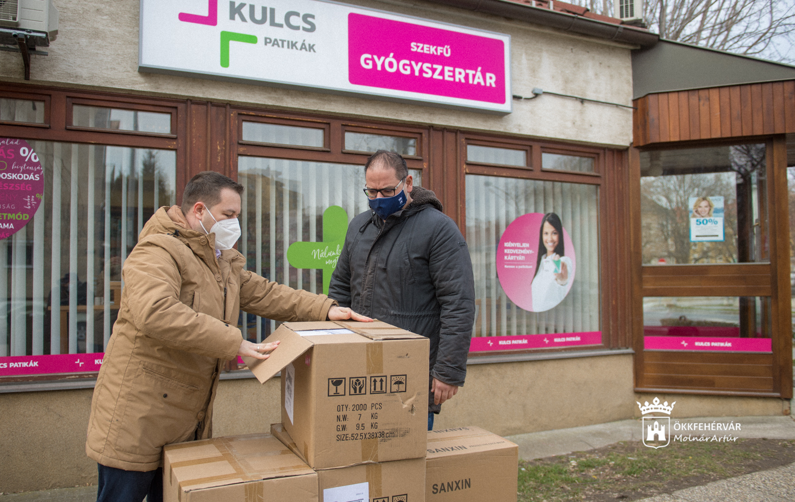 Több ezer maszkot ajánlott fel a Szekfű Gyógyszertár a városnak