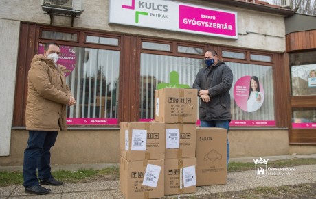 Az óvodák és bölcsődék is kapnak a Szekfű Gyógyszertár adományából