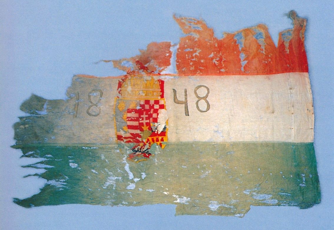 1848-as zászlóval emlékezik a szabadságharc évfordulójára a múzeum